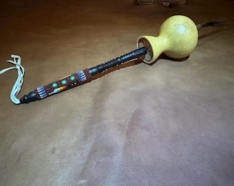 Hochet calebasse peyotl sonaja avec motif chaquira en plumes foncé