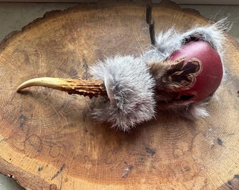 Hochet chamanique lune en peau de buffle rouge avec fourrure de lapin, plumes de hibou et poignée de cerf