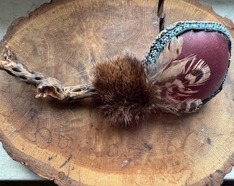 Hochet chamanique en peau de buffle rouge, sonaja de cérémonie. à prix réduit
