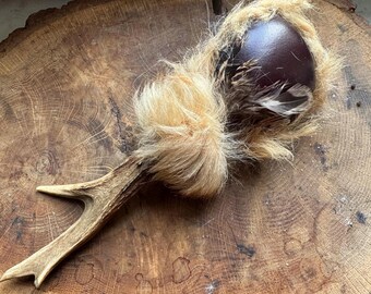 Hochet chamanique avec plumes de hibou et poignée de cerf en fourrure de renard
