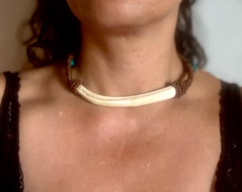 collier en os de cerf avec pierre turquoise