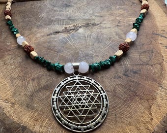 Mala tulsi sri yantra avec malachite et quartz rose