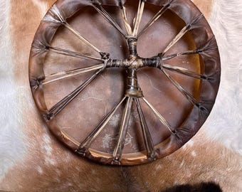 Tambour de médecine chamanique de bison attaché dans quatre directions