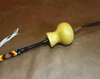 Sonaja hochet en forme de calebasse en peyotl avec motif chaquira
