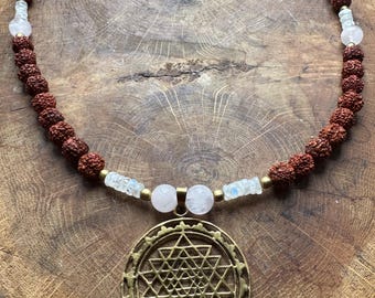 mala sri yantra rudraksha avec pierre de lune et quartz rose