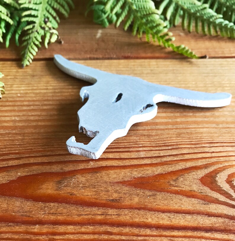 Aimant Frigo Crâne Mythosaur – Mini Chevalière Finition Argentée, Fait Main