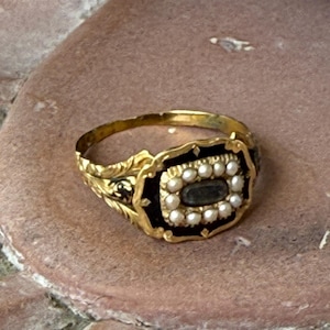 Antique 1840 Mourning Ring – Hairwork, Pearl & Black Enamel, High Carat Gold, Size 9