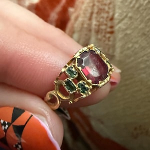 Georgian Garnet & Emerald Ring – Antique 18th Century Yellow Gold Scrollwork Band, Size 4.75