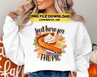 Peut inclure: Sweat-shirt blanc avec le texte "Just here for the pie" et un graphique d'une part de tarte à la citrouille avec de la crème fouettée et des feuilles d'automne.