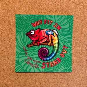 Pode incluir: Um cartão verde com um camaleão arco-íris em um galho. O texto no cartão diz "Por que se encaixar quando você nasceu para se destacar?"