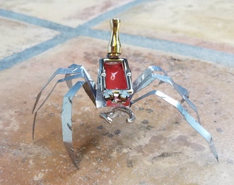 #23 Jumper SpiderBot; créature fantastique; sculpture; l'art recyclé; bijoux réaménagés; la ferraille d'aluminium; ceinture d'argent; tuile en verre; laiton