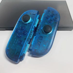 Joy-Cons personalizados para Nintendo Switch 2 en color azul hielo transparente translúcido
