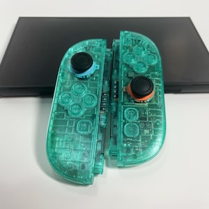 Joy-Cons personalizados para Nintendo Switch 2 en color verde esmeralda transparente y translúcido
