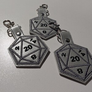 D20 Keychain, Embroidered Dice Clip On Keyfob, Gamer Gift Silber