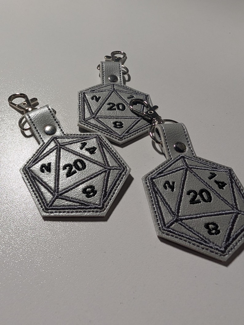 D20 Keychain, Embroidered Dice Clip On Keyfob, Gamer Gift Silber