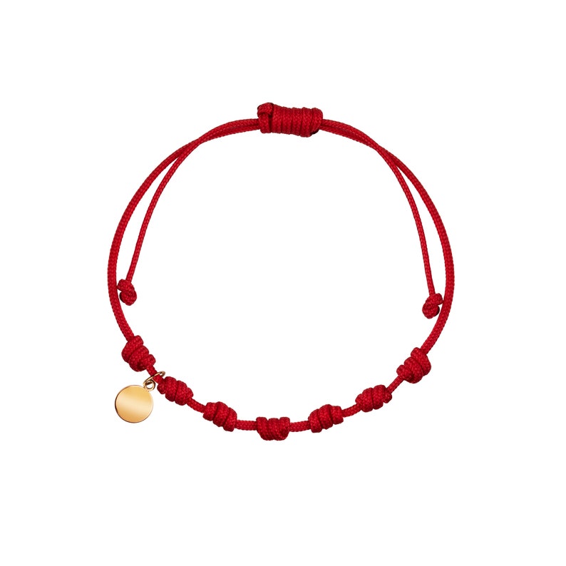 Pulsera siete nudos de cordón rojo con charm de oro de 9 kilates imagen 2