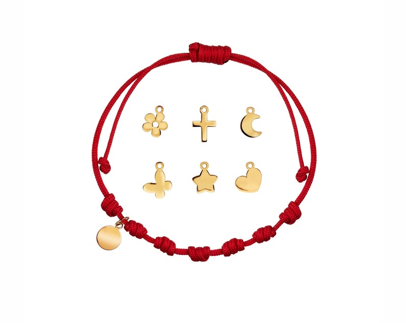 Pulsera siete nudos de cordón rojo con charm de oro de 9 kilates imagen 1