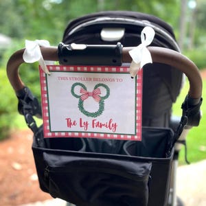 Etiqueta digital de descarga familiar de cuadros rojos para cochecito, scooter y silla de ruedas, castillo, viaje de ratón, mágico, imprimible, letrero personalizado, boj.