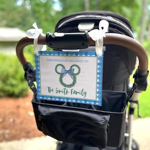 Etiquetas digitales de Disney para cochecito, scooter y silla de ruedas, con temática de castillo y ratón, mágicas, imprimibles y personalizadas, de cuadros azules.