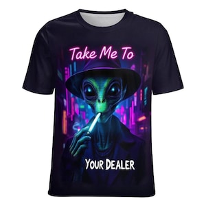 Puede incluir: Camiseta negra con un extraterrestre con sombrero fumando un cigarrillo, sobre un paisaje urbano de neón. El texto dice "Take Me To Your Dealer".