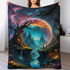 Könnte beinhalten: Eine rechteckige Wohndecke mit einer lebendigen Fantasielandschaft, die einen großen leuchtenden Mond, die Silhouetten von Burgtürmen, einen gewundenen Fluss, Wasserfälle und Bäume mit beleuchteten Fenstern vor einem violett-blauen Nachthimmel zeigt.
