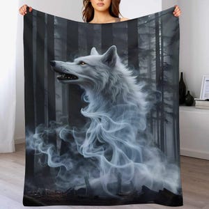 Peut inclure: Une couverture gris foncé avec un loup blanc aux yeux jaunes brillants, émergeant d'un nuage de fumée. L'arrière-plan montre une forêt sombre avec de grands arbres. Le loup est le point central du design.