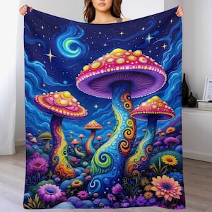 以下が含まれることがあります： 星空の下、奇抜なキノコのデザインが施された鮮やかなブランケット。ブランケットは、三日月と星が描かれた濃い青色の背景に、複雑な模様のカラフルなキノコが描かれています。柔らかく居心地の良い、家庭用装飾品です。