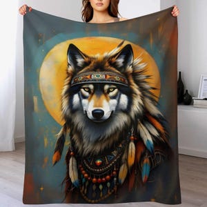 Peut inclure: Une couverture décorative avec une illustration détaillée d'un loup portant une coiffe et des bijoux amérindiens. Le loup est placé sur un fond de pleine lune et un arrière-plan sombre et texturé. La couverture est un article de décoration intérieure doux et confortable.