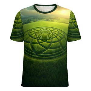 Könnte beinhalten: Ein grünes T-Shirt mit einem Foto eines Kornkreises auf einem Feld. Der Kornkreis ist ein geometrisches Muster mit einem zentralen Kreis und radial verlaufenden Linien.
