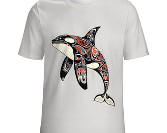 Camiseta de orca indígena de las Primeras Naciones. A la venta en la tienda de ropa en línea Swaggy Shirts. Regalo para él o para tu novio.