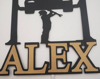Peut inclure: Silhouette noire d'une personne travaillant sur une voiture sur un pont élévateur avec le nom ALEX en lettres dorées.