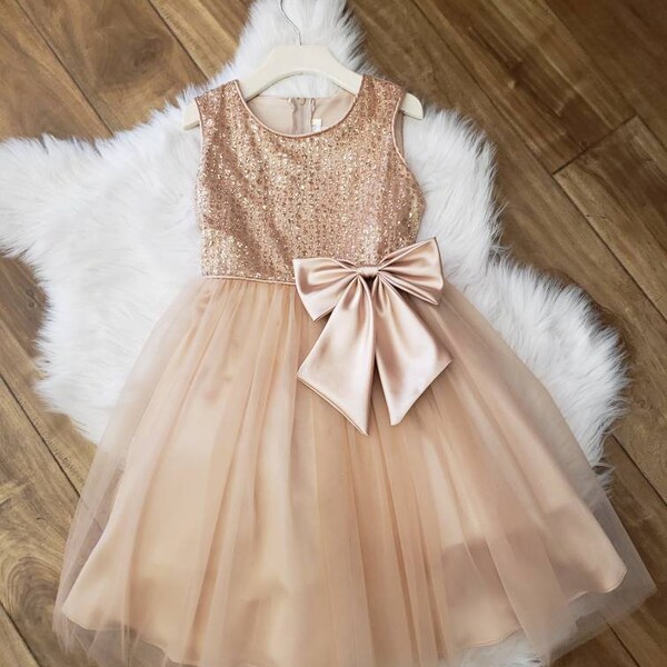 Vestido navideño Rosegold Glitter, con un toque de lazo Satén.