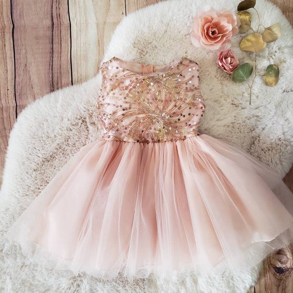 Haut brodé blush à paillettes et or/blush avec jupe en tulle.