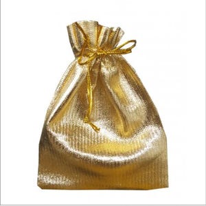 Könnte beinhalten: Ein goldfarbener Geschenkbeutel mit Kordelzug aus glänzendem Stoff. Der Beutel ist oben mit einer passenden goldenen Kordel zusammengezogen, wodurch eine Beutelform entsteht. Der Stoff hat ein strukturiertes Aussehen, und der Beutel ist vor einem weißen Hintergrund platziert.