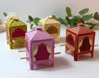 以下が含まれることがあります： 4つのカラフルな装飾用ペーパーボックス。ピンク、赤、金、黄色の色合いで、複雑な模様と木製のダボが付いています。アーチ型のデザインが特徴です。ギフトボックスや小物入れに最適です。