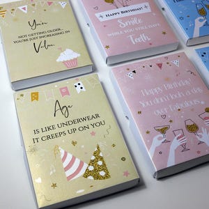 Caja de regalo para invitación de cumpleaños A5 perlada, personalizada con nombre (paquete plano)