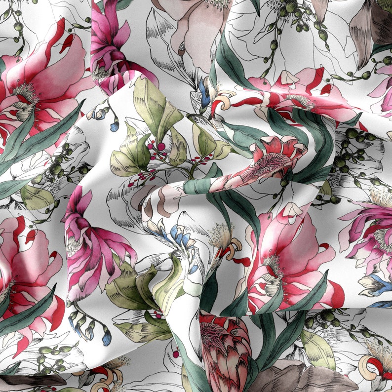 Puede incluir: Tela blanca con estampado floral con flores rosas, rojas y verdes. Las flores son estilizadas y tienen un efecto acuarela.