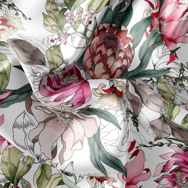 Puede incluir: Una tela blanca con un estampado floral con flores rosas, rojas y verdes. Las flores son estilizadas y tienen un efecto acuarela.