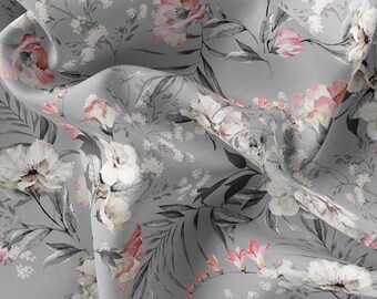 Pode incluir: Um tecido cinza com um padrão floral com flores rosa e brancas. O tecido tem uma textura macia e fluida.