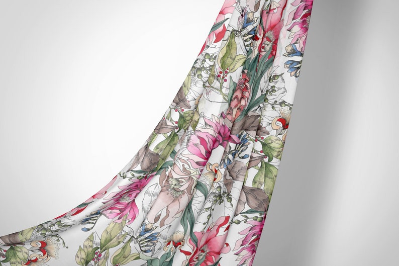 Puede incluir: Tela blanca con estampado floral rosa, rojo y verde. La tela est&aacute; drapeada y fluida.