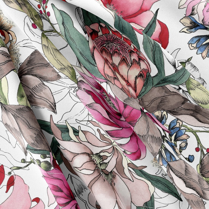 Puede incluir: Una tela blanca con un estampado floral con flores rosas, rojas y verdes. La tela tiene un dise&ntilde;o de acuarela y es perfecta para proyectos de manualidades.