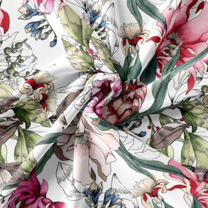 Puede incluir: Tela blanca con estampado floral con flores rosas, rojas y verdes. La tela tiene un aspecto texturizado, como de acuarela.
