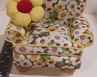 Coussin à épingles floral jaune pour canapé par Dritz