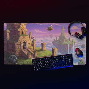 Peut inclure: Tapis de souris de jeu rectangulaire avec un paysage fantastique d'îles flottantes, de châteaux et de créatures. Un clavier, une souris et un casque noirs sont placés sur le tapis.