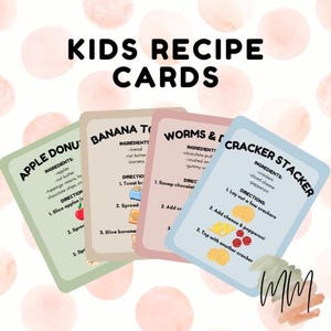 Op de afbeelding: Vier receptkaarten voor kinderen met de titels "Apple Donuts", "Banana Toast", "Worms & Dirt" en "Cracker Stacker". Elke kaart bevat ingrediënten en instructies. De achtergrond heeft een patroon van roze cirkels.