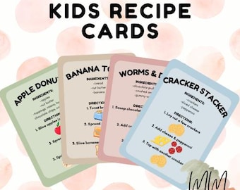 Puede incluir: Cuatro tarjetas de recetas para niños con los títulos "Apple Donuts", "Banana Toast", "Worms & Dirt" y "Cracker Stacker". Cada tarjeta enumera ingredientes e instrucciones. El fondo tiene un patrón de círculos rosas.