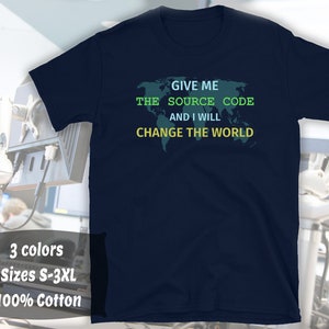 Könnte beinhalten: Ein marineblaues T-Shirt mit einer grünen und blauen Weltkarte und dem Text "GIVE ME THE SOURCE CODE AND I WILL CHANGE THE WORLD".