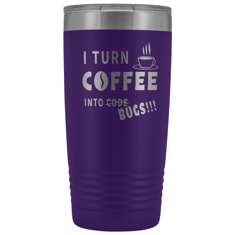以下が含まれることがあります： 紫色のステンレス製のタンブラーで、白いデザインで「I turn coffee into code bugs!」とコーヒーカップのアイコンが書かれています。