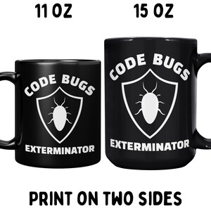 Pode incluir: Duas canecas de cer&acirc;mica preta com texto branco e um gr&aacute;fico de um bug. O texto diz "Code Bugs Exterminator". As canecas est&atilde;o dispon&iacute;veis nos tamanhos 11 oz e 15 oz. Impress&atilde;o em ambos os lados.