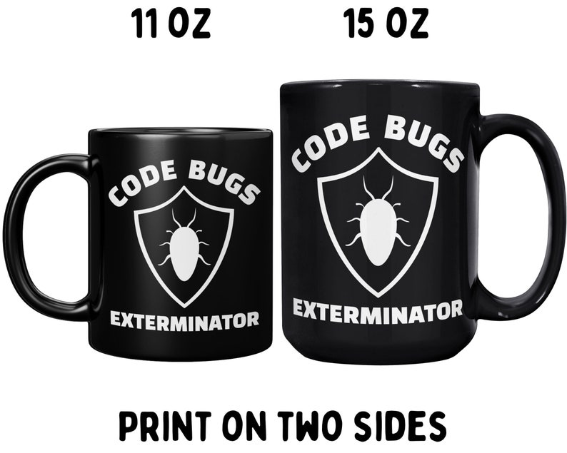 Pode incluir: Duas canecas de cer&acirc;mica preta com texto branco e um gr&aacute;fico de um bug. O texto diz "Code Bugs Exterminator". As canecas est&atilde;o dispon&iacute;veis nos tamanhos 11 oz e 15 oz. Impress&atilde;o em ambos os lados.
